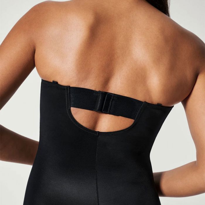 STRAPLESS CUPPED BODYSUIT - بدلة من قطعة واحدة | SPANX - سبانكس STRAPLESS CUPPED BODYSUIT - بدلة من قطعة واحدة | SPANX - سبانكس